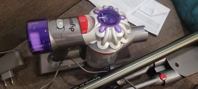  Dyson V8 Absolute  