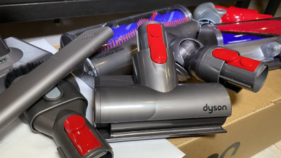  Dyson V8 Absolute  